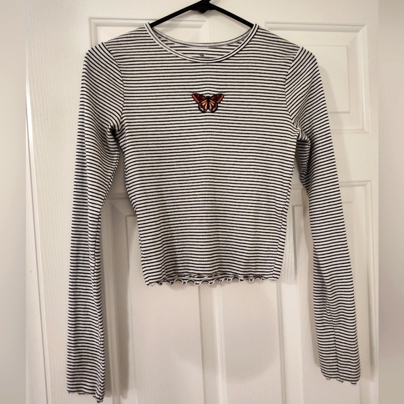 Hollister Tops - Hollister black and white striped crop top with a butterfly, women's size medium